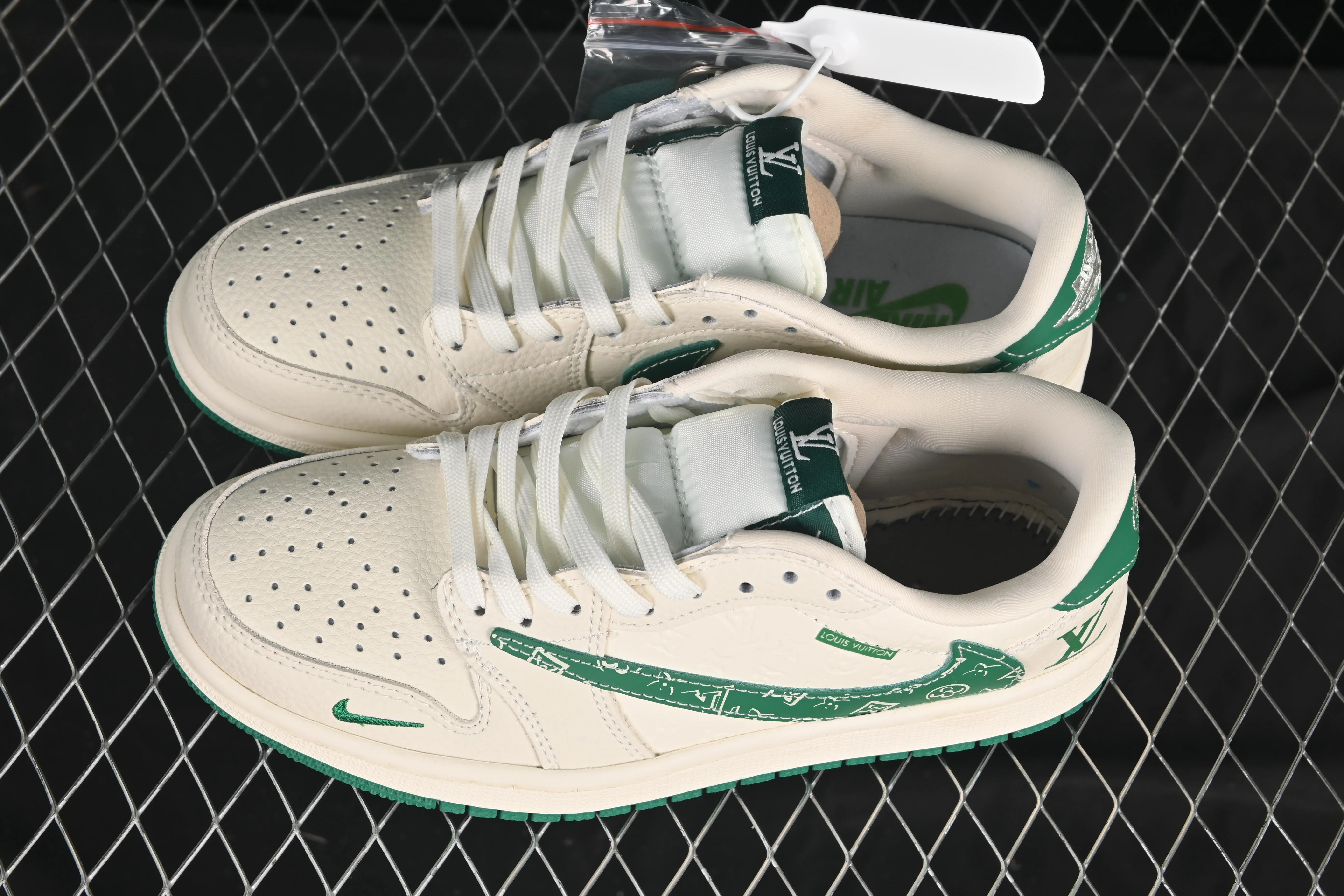 All categories Air Jordan Jordan series basketball shoes Air Jordan 1 Low High-end customized low-top sneakers Travis Scott x Fragment Design x Air Jordan 1 Low OG SP AJ1 Joe 1 LV joint beige flower hook low-top cultural casual sneakers XS2024-064